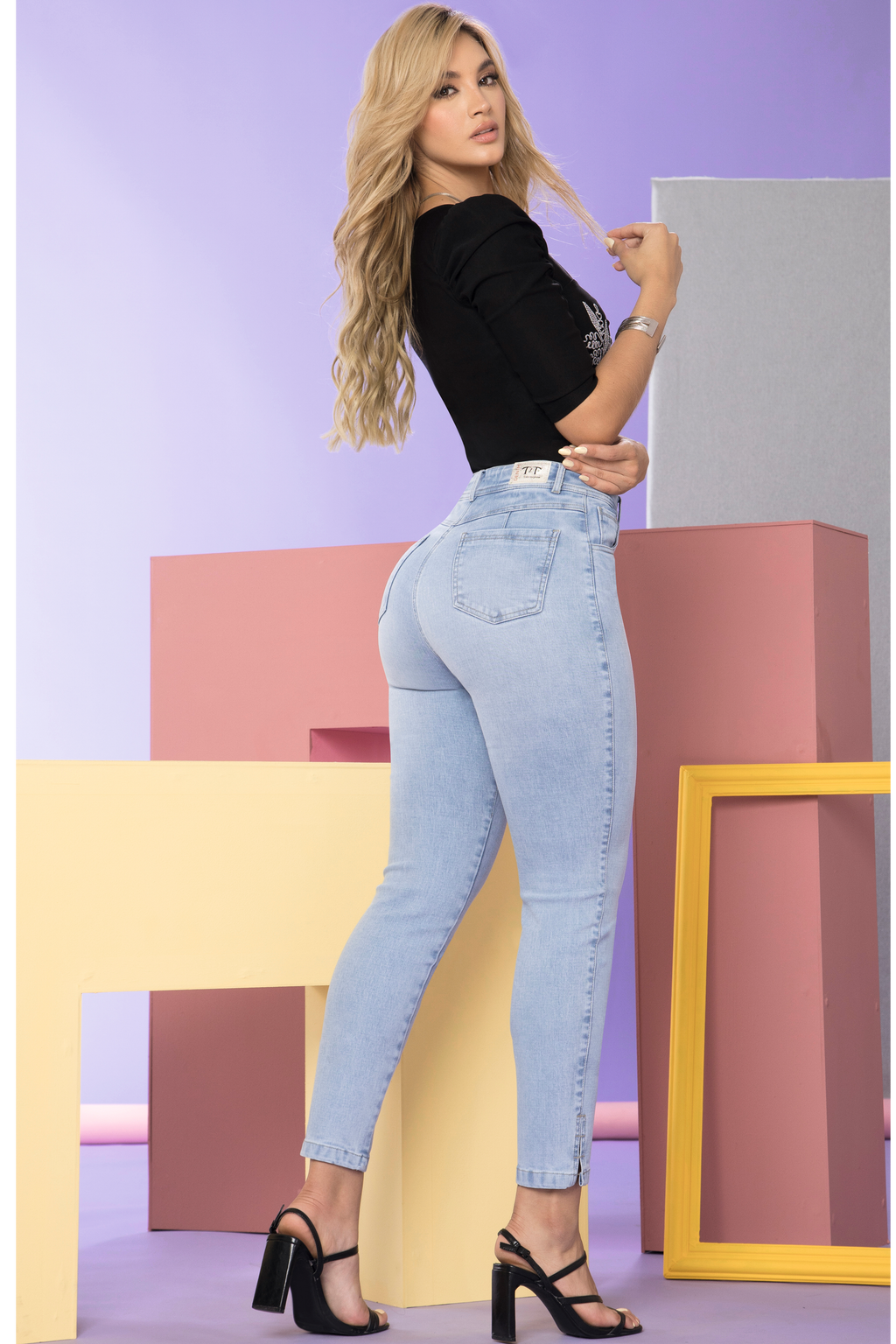 MOM JEAN OCHAGAVÍA