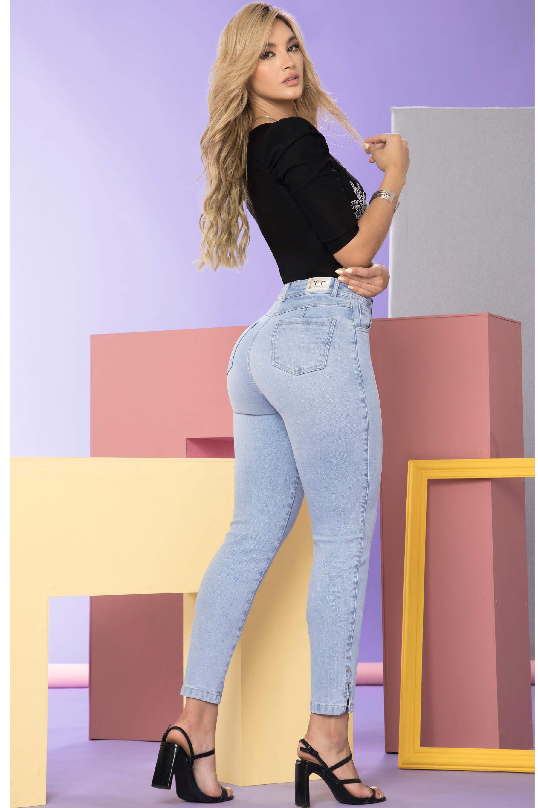 MOM JEAN OCHAGAVÍA